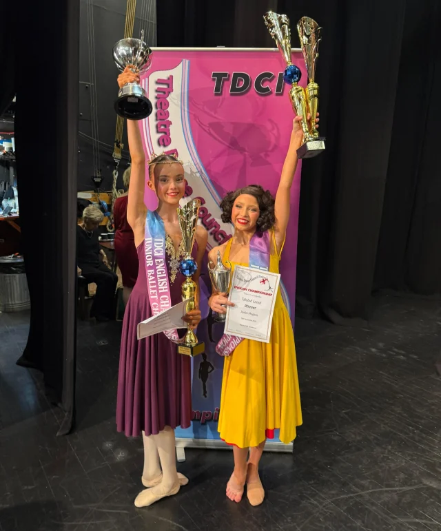 WE HAVE 2 TDCI ENGLISH CHAMPIONS🏴󠁧󠁢󠁥󠁮󠁧󠁿🏆

@siennadancerx Junior English Ballet Champ🩰✨

@talulah1646 Junior English Modern Champ💥✨
+ 🥉 place Junior Song & Dance Champ 

You girls work so incredibly hard every time you enter the studio. The most humble, kind and talented girls. We are so so so happy for you both🥹

Forever doing the KTDC name proud🖤