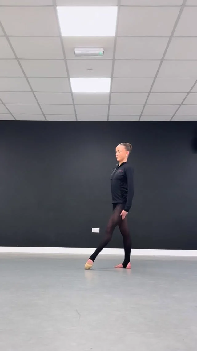 technique + legs = a dream private ❗️

Still finding time to train in between show rehearsals with @siennadancerx 🖤